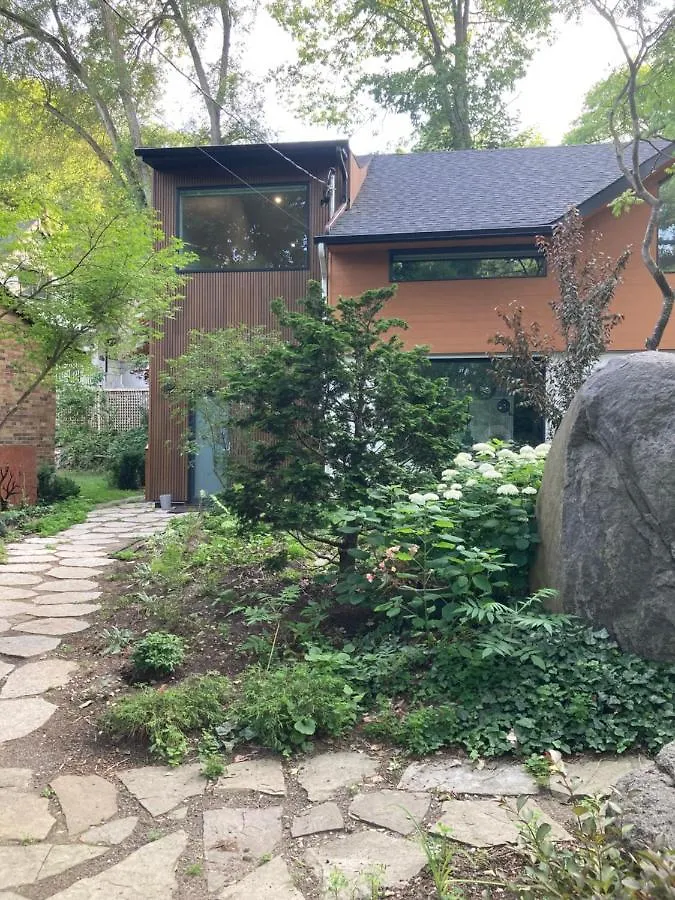 Queen Loft In Nature Toronto Canada