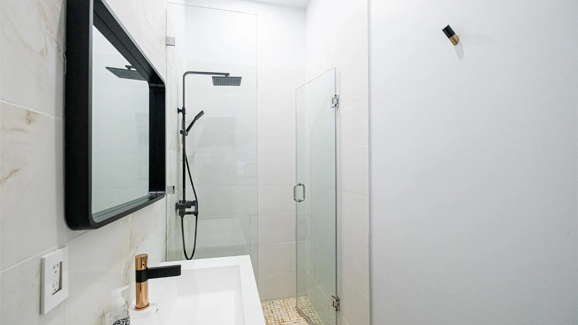 Queen Loft In Nature Toronto