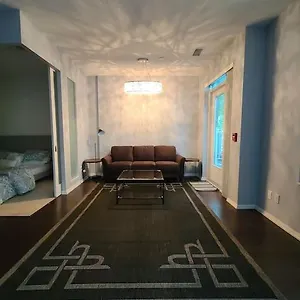 Apartment Luxury Lakefront Condo+free Parking+pool+gym+patio, Toronto