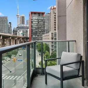 Apartment Cn Tower View With Free Parking, Pool, & Amenities, Toronto